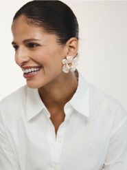 Kolczyki w kształcie kwiatów - złamana biel. Kolczyki damskie Reserved. Za 69.99 zł.