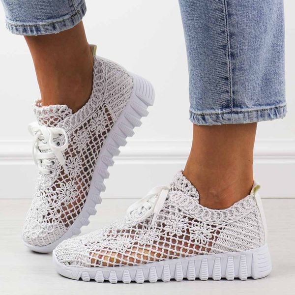 Białe przewiewne półbuty damskie T.Sokolski 1982. Białe półbuty damskie Sokolski, w ażurowe wzory, z tkaniny, klasyczne, z okrągłym noskiem, bez obcasa. Za 189.00 zł.