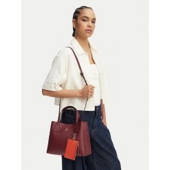 Torebka Tommy Hilfiger. Brązowe torebki klasyczne damskie Tommy Hilfiger, bez wzorów, bez dodatków. Za 649.99 zł.