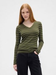 GAP Koszulka w kolorze khaki rozmiar: XXL. Brązowe bluzki damskie GAP, xxl, bez wzorów, bez kołnierzyka, bez ramiączek. Za 66.00 zł.