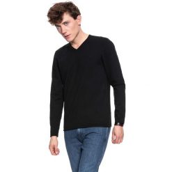 MĘSKI SWETER MUSTANG Emil V Rolledge CAVIAR 1008639 4132. Białe swetry męskie Mustang, na zimę, m, z aplikacjami, z bawełny, bez kołnierzyka. W wyprzedaży za 69.99 zł.