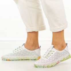 Zielone ażurowe skórzane półbuty damskie Cambell 40338. Białe półbuty damskie Cambell, w ażurowe wzory, z jeansu, biznesowe, z okrągłym noskiem, bez obcasa, na płaskiej podeszwie. Za 219.00 zł.