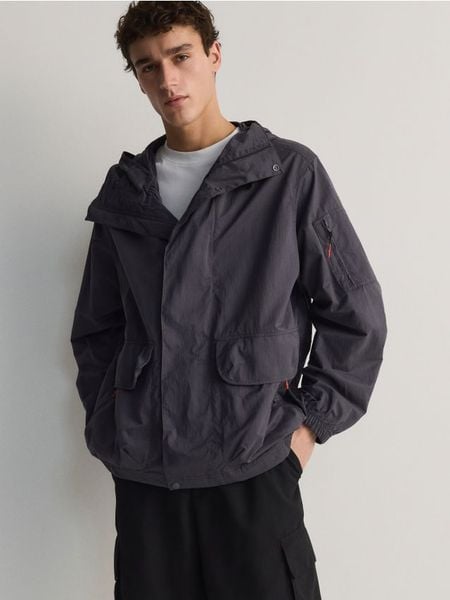 Kurtka z kapturem - granatowy. Niebieskie kurtki męskie Reserved, l, bez wzorów, z kapturem. W wyprzedaży za 79.99 zł.