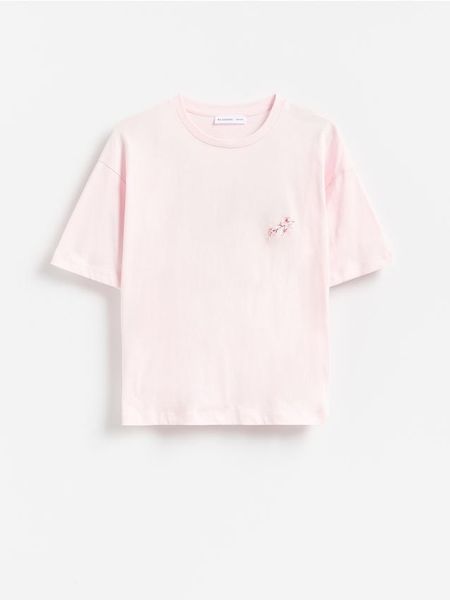 T-shirt z nadrukiem na plecach - pastelowy róż. Czerwone koszulki dziewczęce Reserved, bez wzorów, z bawełny, bez ramiączek. Za 39.99 zł.