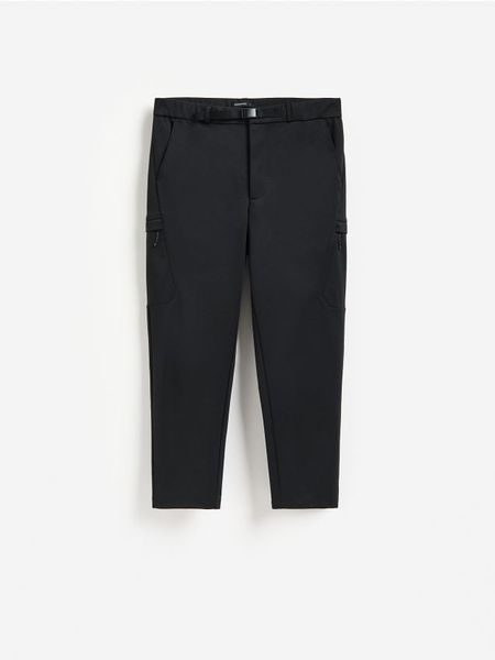 Spodnie regular fit - czarny. Czarne spodnie materiałowe męskie Reserved, bez wzorów, z tkaniny. Za 129.99 zł.