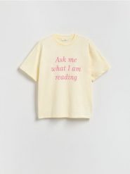T-shirt oversize z nadrukiem - jasnożółty. Żółte t-shirty damskie Reserved, l, bez wzorów, z bawełny, bez kołnierzyka. W wyprzedaży za 35.99 zł.
