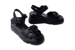 ARTIKER RELAKS 56C2187 czarny, sandały damskie. Czarne sandały damskie Artiker Relaks, z aplikacjami, bez obcasa, na koturnie. Za 167.93 zł.