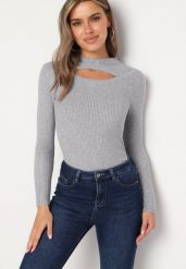 Szary Prążkowany Golf z Wycięciem Przy Dekolcie z Cyrkoniami Wokół Merithias. Szare golfy damskie Born2be, z aplikacjami, z bawełny, bez ramiączek. Za 49.99 zł.