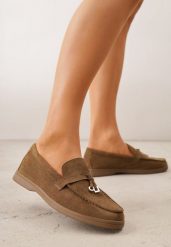 Zielone Mokasyny VICES Casualowe ze Skórzaną Wkładką i Metalowymi Ozdobami Dinsmore. Brązowe mokasyny damskie Renee, z materiału. Za 89.99 zł.