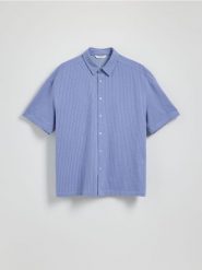 Koszula oversize w paski - niebieski. Niebieskie koszule męskie Reserved, l, bez wzorów, z bawełny, bez kołnierzyka, bez ramiączek. W wyprzedaży za 65.99 zł.