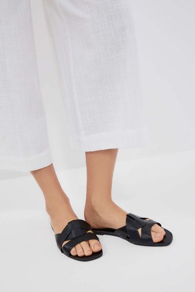 Klapki na płaskiej podeszwie. Klapki damskie MOODO, bez wzorów, bez obcasa, na płaskiej podeszwie. W wyprzedaży za 29.99 zł.