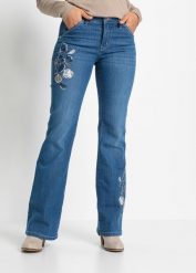 Dżinsy dzwony z kwiatowym haftem. Niebieskie jeansy damskie bonprix. Za 144.99 zł.