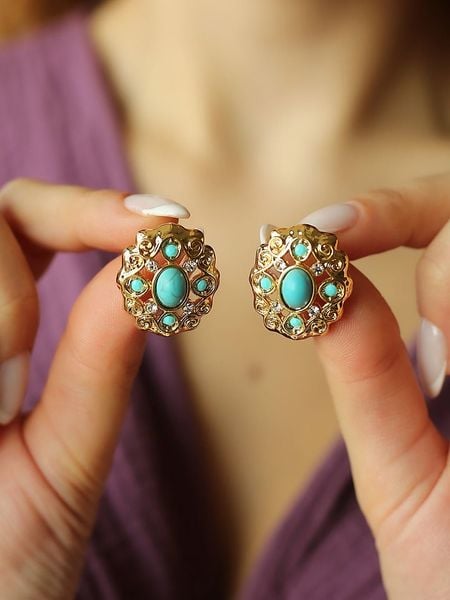 Pierres de Jade Pozłacane kolczyki-wkrętki z turkusami i cyrkoniami rozmiar: onesize. Niebieskie kolczyki damskie Pierres de Jade, z cyrkonią, pozłacane. Za 39.99 zł.