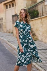 Sukienka z wiskozy zielona. Zielone sukienki damskie MOODO, bez wzorów, z wiskozy, bez kołnierzyka, bez ramiączek. Za 149.99 zł.