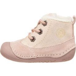 Skórzane buty w kolorze jasnoróżowym do nauki chodzenia. Czerwone buciki dla niemowląt Primigi, ze skóry, bez zapięcia. W wyprzedaży za 115.95 zł.