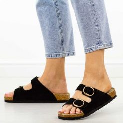 Czarne skórzane klapki damskie Filippo Dk7061/25. Czarne klapki damskie Filippo, bez wzorów, ze skóry, bez obcasa, na płaskiej podeszwie. Za 139.00 zł.