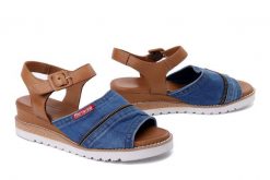 ARTIKER RELAKS 54C0220 brązowy, sandały damskie. Niebieskie sandały damskie Artiker Relaks, bez wzorów, z gumy, bez obcasa, na koturnie. Za 173.94 zł.