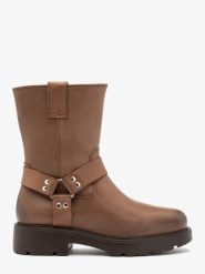 Botki typu biker z metalowymi ozdobami NATALIE. Brązowe botki damskie Ryłko, ze skóry, z okrągłym noskiem, bez obcasa, bez zapięcia. Za 549.99 zł.