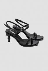 KARL LAGERFELD Czarne damskie sandały KARL NFT HEEL. Czarne sandały damskie Karl Lagerfeld, bez wzorów, bez obcasa, na obcasie. W wyprzedaży za 599.99 zł.