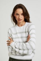 Sweter w szare paski biały. Białe swetry klasyczne damskie MOODO, l, z elastanu, bez kołnierzyka. W wyprzedaży za 55.99 zł.