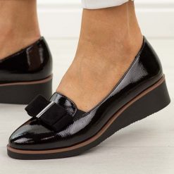 Czarne lakierowane półbuty damskie na koturnie Vinceza 58630. Czarne czółenka damskie VINCEZA, z aplikacjami, z lakierowanej skóry, bez obcasa, na koturnie. Za 169.00 zł.