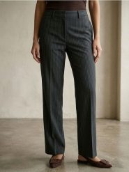Eleganckie spodnie straight leg w paski z domieszką wiskozy - granatowy. Niebieskie spodnie materiałowe damskie Sinsay, bez wzorów, z wiskozy, eleganckie. Za 49.99 zł.