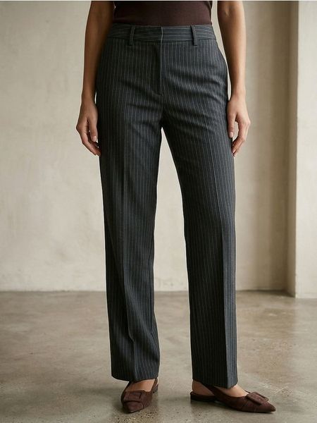 Eleganckie spodnie straight leg w paski z domieszką wiskozy - granatowy. Niebieskie spodnie materiałowe damskie Sinsay, bez wzorów, z wiskozy, eleganckie. Za 49.99 zł.