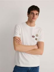 T-shirt regular z aplikacją - złamana biel. T-shirty męskie Reserved, l, z aplikacjami, z dzianiny, bez kołnierzyka. W wyprzedaży za 39.99 zł.