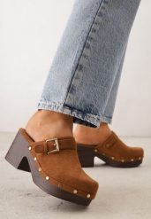 Brązowe Klapki Chodaki na Słupku z Cholewką z Nitami i Paskiem z Klamerką Jinnor. Brązowe klapki damskie Renee, w ażurowe wzory, bez obcasa, na obcasie. Za 109.99 zł.