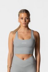 Damski stanik sportowy z krzyżowanymi plecami – ciemnoszary. Szare biustonosze sportowe damskie AESTHETIC WOLF, bez wzorów, z dzianiny. Za 109.99 zł.