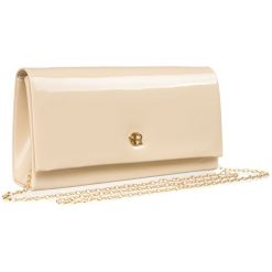 Lakierowana kopertówka Rovicky R-XS023 beżowa. Brązowe torebki wieczorowe ROVICKY, bez wzorów, z lakierowanej skóry, eleganckie, bez kołnierzyka, bez ramiączek. Za 49.99 zł.