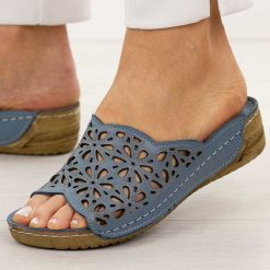 Niebieskie ażurowe skórzane klapki damskie T.Sokolski L225. Niebieskie klapki damskie Sokolski, w ażurowe wzory, z materiału, bez obcasa, na koturnie. Za 249.00 zł.