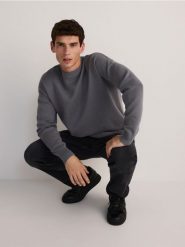 Gładki sweter z bawełną - ciemnoszary. Szare swetry męskie Reserved, l, bez wzorów, z bawełny, bez kołnierzyka. W wyprzedaży za 59.99 zł.