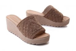 ARTIKER RELAKS 52C1287 dark beige, klapki damskie. Brązowe klapki damskie Artiker Relaks, bez wzorów, bez obcasa, na koturnie. Za 114.90 zł.
