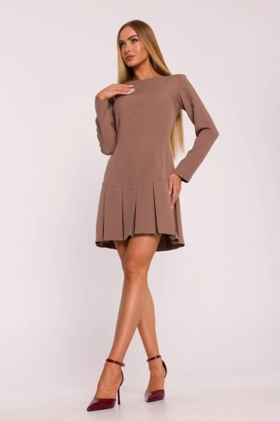 Elegancka krótka sukienka trapezowa z kontrafałdami brązowa. Brązowe sukienki damskie MOE, xl, bez wzorów, eleganckie, bez kołnierzyka, bez ramiączek, mini, dopasowane. Za 339.00 zł.