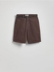 Szorty chino z paskiem - brązowy. Brązowe szorty damskie Reserved, bez wzorów, z bawełny. Za 79.99 zł.