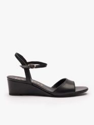 Czarne sandały na koturnie. Czarne sandały damskie Ryłko, bez wzorów, ze skóry, bez obcasa, na koturnie. Za 379.99 zł.