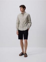 Szorty chino regular - czarny. Czarne szorty męskie Reserved, z bawełny, bez kołnierzyka. Za 129.99 zł.