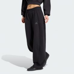 Polarowe spodnie Essentials Contemporary typu barrel. Czarne spodnie materiałowe damskie Adidas, bez wzorów, z bawełny. Za 239.00 zł.