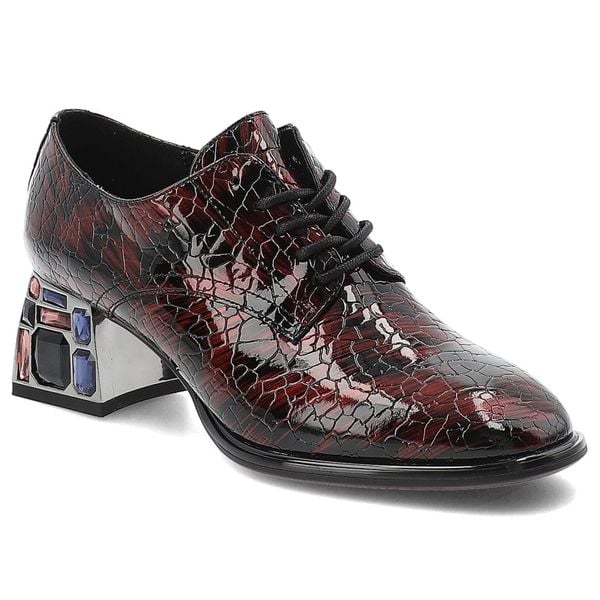 Bordowe Półbuty Artiker Stylowe Obuwie Damskie Na Eleganckim Obcasie. Czerwone półbuty damskie Artiker, z aplikacjami, z lakierowanej skóry, eleganckie, bez obcasa, na obcasie. Za 254.99 zł.