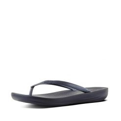 Klapki damskie FitFlop Iqushion Ergonomic TPU. Czarne klapki damskie Flip Flop, bez wzorów, z materiału, bez obcasa. Za 148.90 zł.