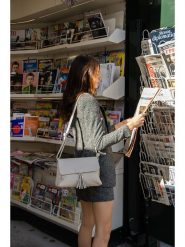 Victor & Hugo Paris Skórzana torebka "Indila" w kolorze kremowym - 28,5 x 21 x 9 cm rozmiar: onesize. Brązowe torebki klasyczne damskie Victor & Hugo Paris, bez wzorów, z materiału, bez dodatków. Za 339.99 zł.