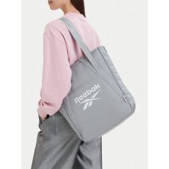 Torebka Reebok. Szare torebki klasyczne damskie Reebok, bez wzorów, bez dodatków. Za 129.99 zł.