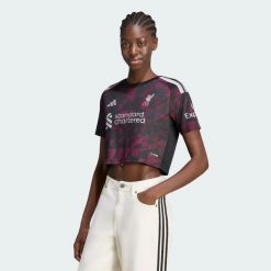 Koszulka o skróconym fasonie z trzeciego zestawu Liverpool FC 26/27. Czarne t-shirty damskie Adidas, xl, bez wzorów, z dzianiny, bez kołnierzyka. Za 369.00 zł.