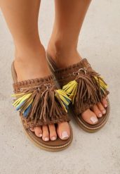 Brązowe Klapki VICES na Płaskiej Podeszwie w Stylu Boho z Frędzlami Averathla. Brązowe klapki damskie Renee, z aplikacjami, z denimu, bez obcasa, na płaskiej podeszwie. Za 119.99 zł.