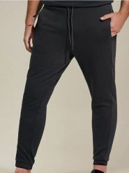 Spodnie jogger - czarny. Czarne spodnie materiałowe męskie Sinsay, bez wzorów. W wyprzedaży za 33.99 zł.