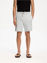 Szorty regular fit - jasnoszary. Szare szorty męskie Reserved, z bawełny, bez kołnierzyka. Za 99.99 zł.