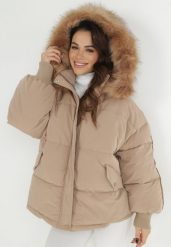 Ciemnobeżowa Kurtka Oversize z Futrzanym Kapturem Vugovi. Brązowe kurtki damskie Born2be, na zimę, l, z aplikacjami, z futra. Za 309.99 zł.