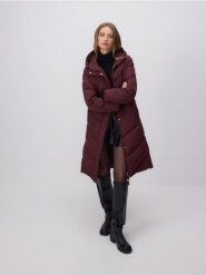 Pikowana kurtka z kapturem - burgundowy. Czerwone kurtki damskie Reserved, l, bez wzorów, z tkaniny, z kapturem. W wyprzedaży za 179.99 zł.