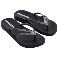 Japonki Ipanema Bossa Soft V Fem 82840-AG720 czarne. Czarne klapki damskie bez wzorów, z gumy, bez obcasa, na obcasie. Za 128.09 zł.